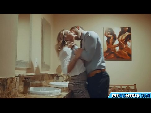 ❤️ Ha blonde e mahlahahlaha e u eka ka kamoreng ea ho phomola ea sechaba Lintho tsa bootsoa tsa boleng ho st.redporn-tv.ru